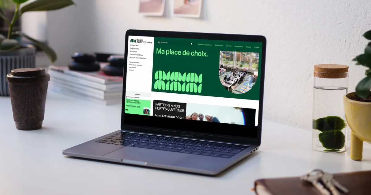 Ordinateur portable ouvert sur un bureau, affichant une page web avec le titre « Ma place de choix. », entouré d’une tasse, de livres et de plantes.