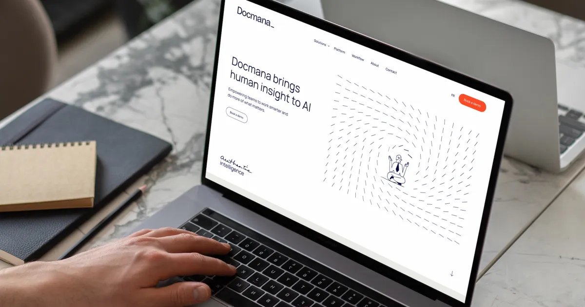 Ordinateur portable affichant une page Web avec un titre en anglais partiellement lisible et une visualisation de données formée de points; une main repose sur le clavier.