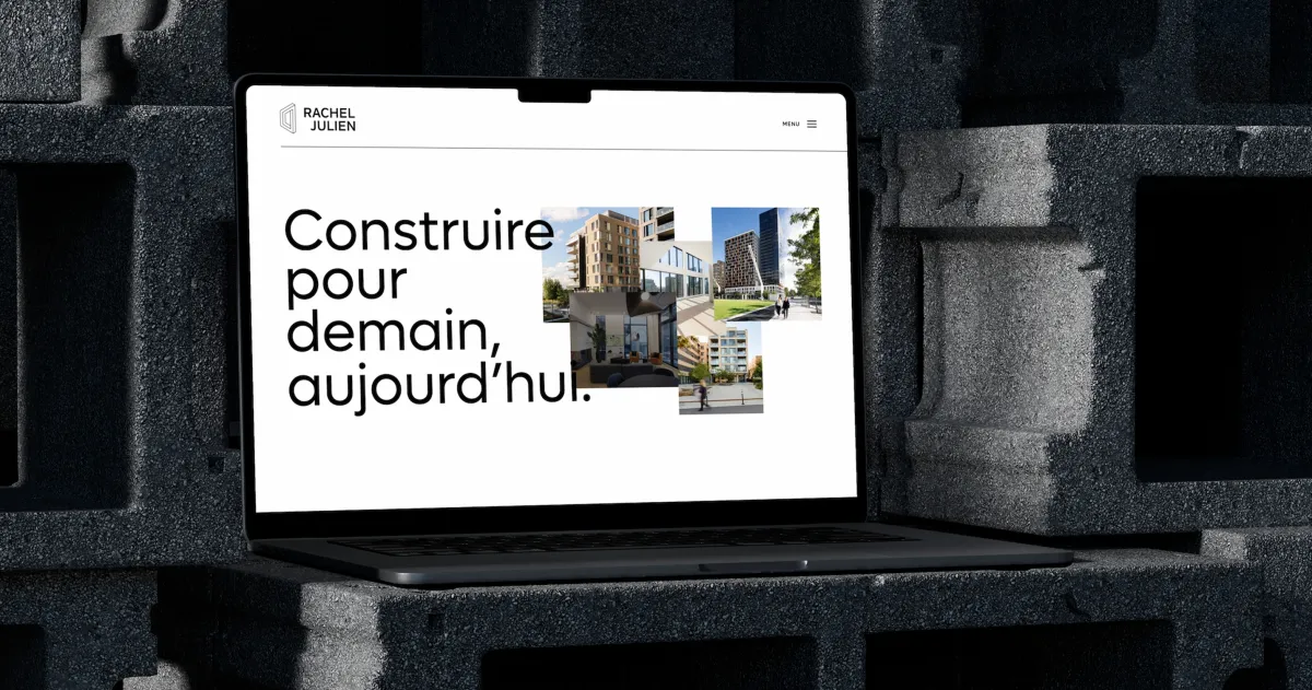 Un ordinateur portable affiche le titre « Construire pour demain aujourd’hui. » à côté d’un collage de bâtiments résidentiels; le logo « Rachel Julien » apparaît en haut de l’écran.