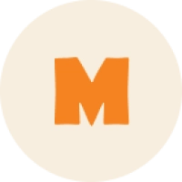Logo orange stylisé en forme de lettre M sur un fond circulaire crème.