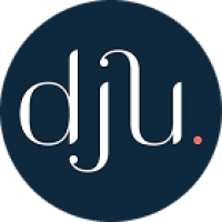 Logo circulaire bleu marine avec le texte blanc stylisé « dnu » suivi d’un point rouge.