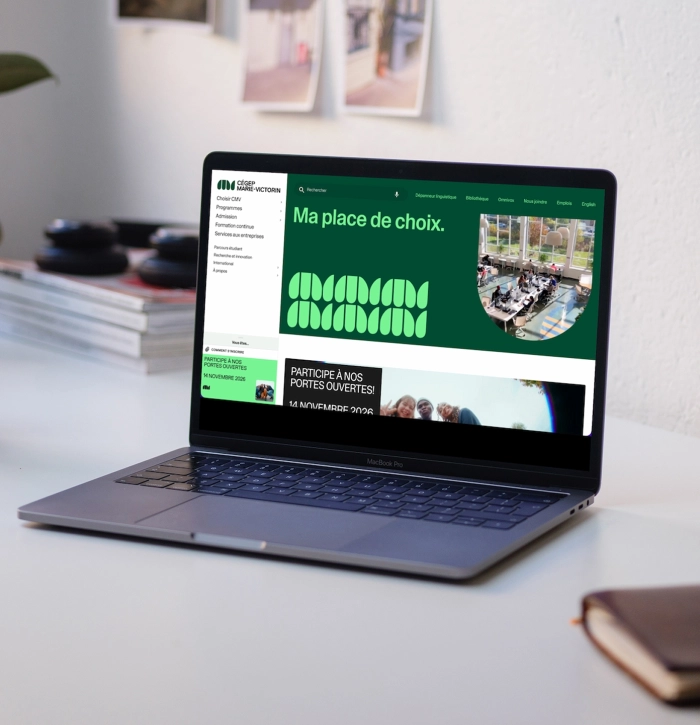 Ordinateur portable posé sur un bureau, affichant une page Web en français titrée « Ma place de choix », avec des photos et des blocs de contenu.