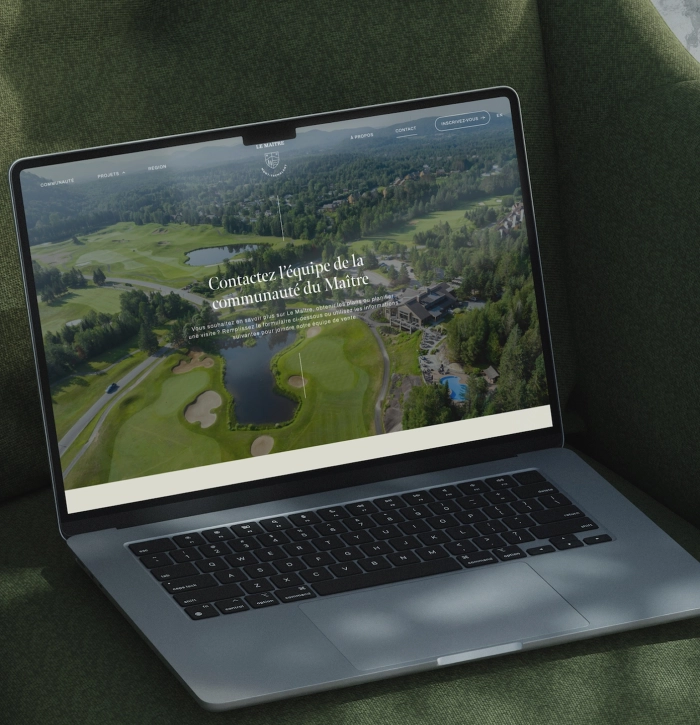 Ordinateur portable affichant une page Web avec une vue aérienne d’un terrain de golf et le titre « Connectez l’équipe de la communauté du Malin ».