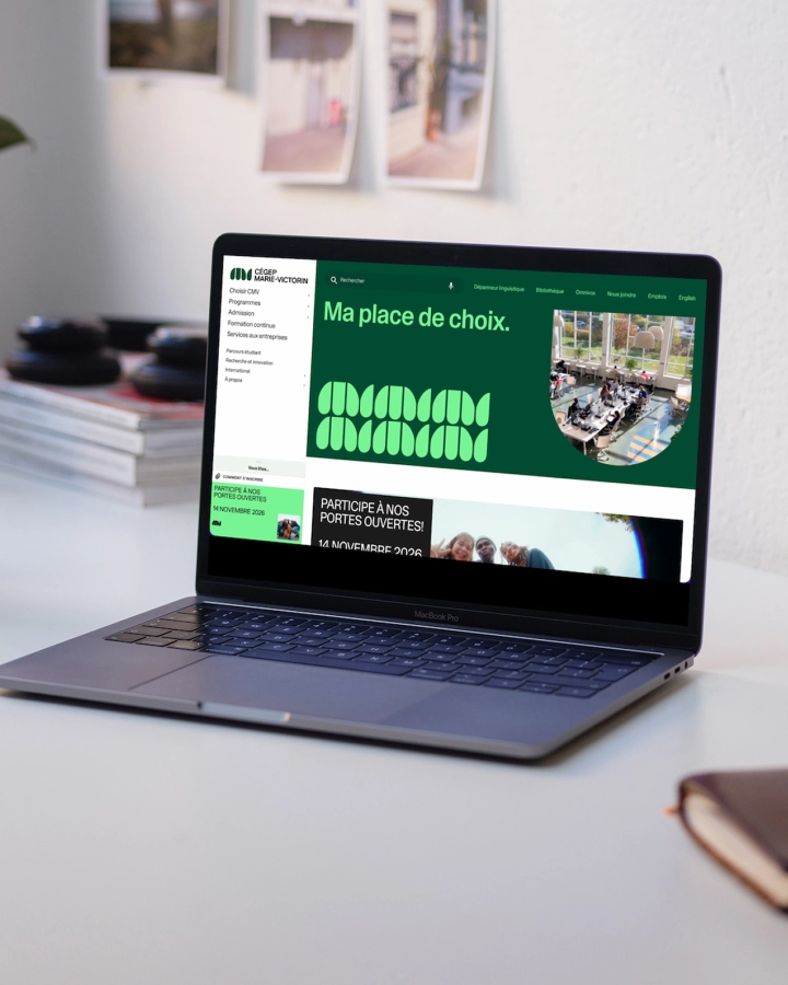 Ordinateur portable posé sur un bureau, affichant une page Web en français titrée « Ma place de choix », avec des photos et des blocs de contenu.