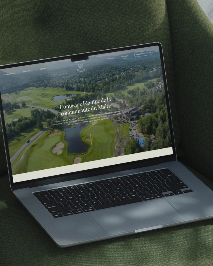 Ordinateur portable affichant une page Web avec une vue aérienne d’un terrain de golf et le titre « Connectez l’équipe de la communauté du Malin ».