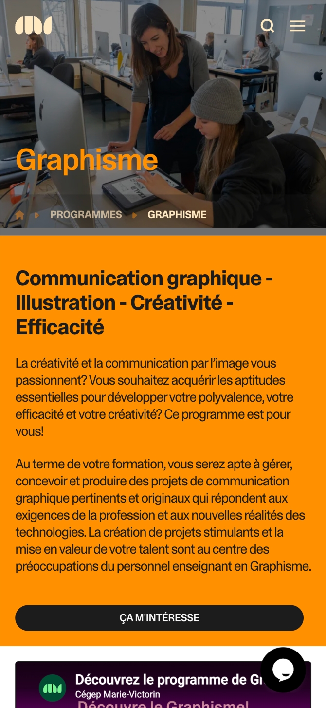 Capture d’écran d’une page web intitulée « Graphisme », montrant une adulte et un enfant travaillant à un ordinateur dans un atelier. Le titre principal indique « Communication graphique - Illustration - Créativité - Efficacité », avec le bouton « ÇA M’INTÉRESSE ».