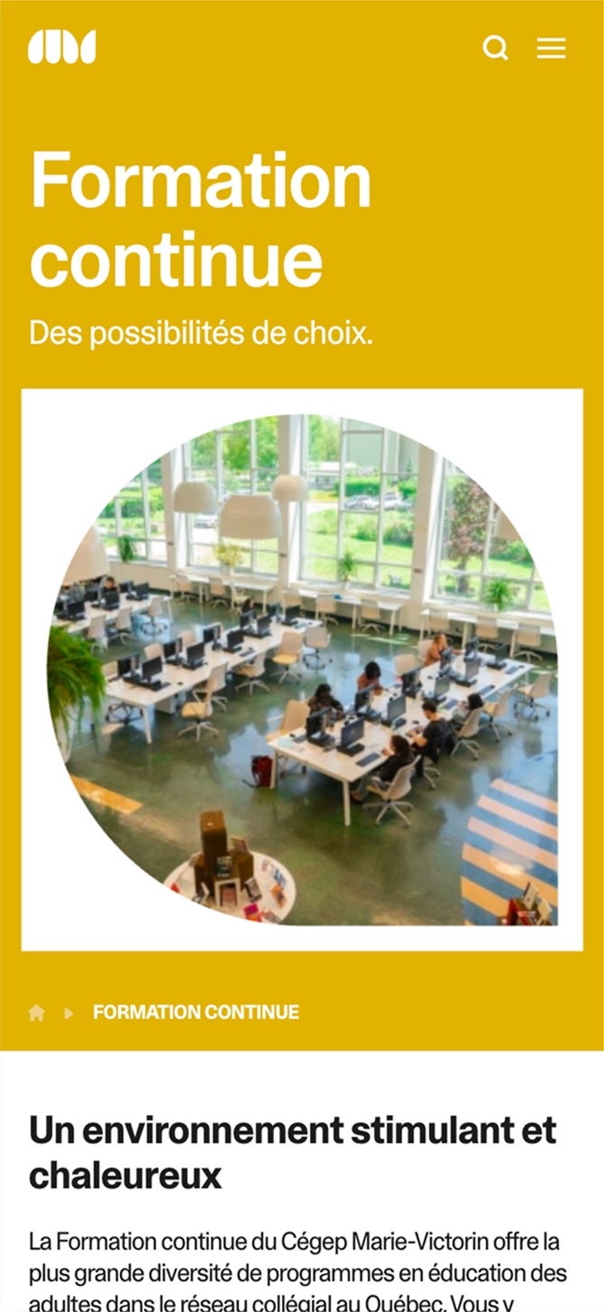 Page jaune intitulée « Formation continue », avec une grande photo d’un espace lumineux où des personnes sont assises à des tables, et le titre « Un environnement stimulant et chaleureux ».