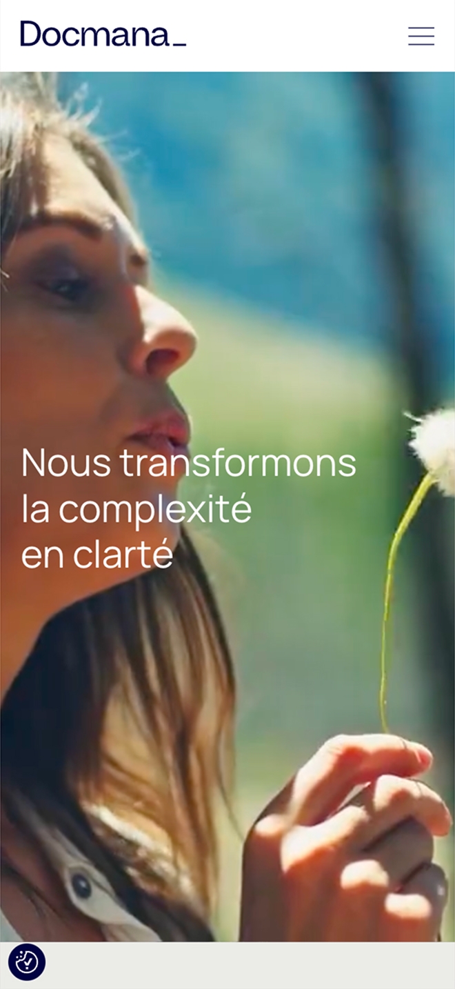 Profil d’une femme tenant une fleur blanche, avec le texte « Nous transformons la complexité en clarté » et le logo Docmana.