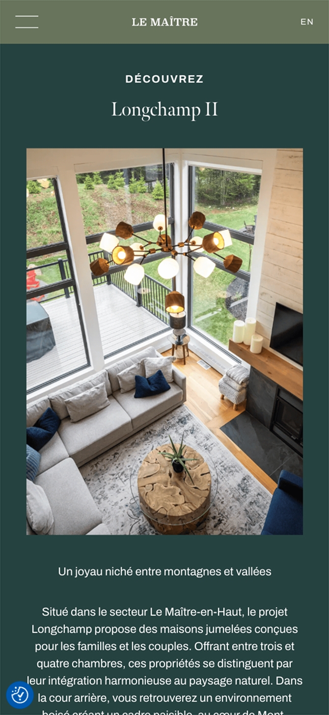 « Longchamp II » — page Web présentant un salon contemporain lumineux avec canapé sectionnel, table basse ronde, foyer, lustre à plusieurs ampoules et grandes fenêtres donnant sur des arbres.