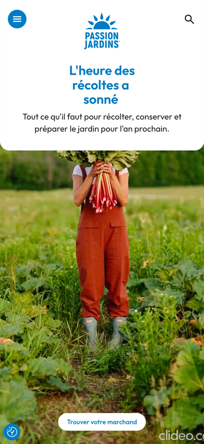Capture d’écran mobile d’une page de Passion Jardins montrant une personne en salopette rouge, le visage caché derrière un bouquet de légumes récoltés, dans un potager. Le titre indique « L’heure des récoltes a sonné » et un bouton propose « Trouver votre marchand ».