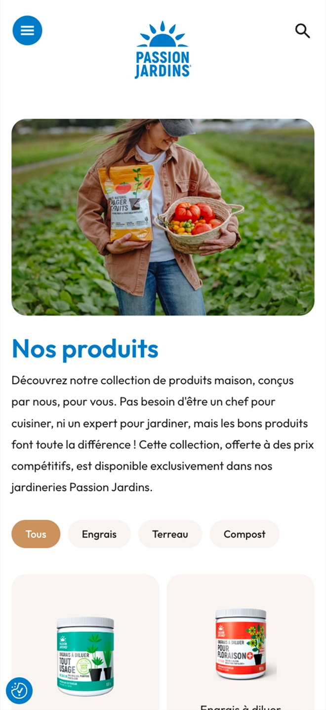 Capture d’écran d’une page mobile de Passion Jardins montrant une femme dans un potager, tenant un panier de légumes et un sac de produit. Le titre « Nos produits », une description, des filtres et des pots de produits sont visibles.