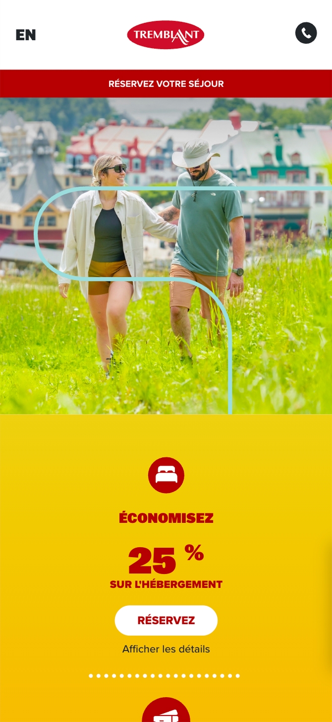 Capture d’écran d’une page promotionnelle Tremblant : deux adultes marchent dans un champ fleuri devant des bâtiments colorés et des collines. Le bandeau rouge indique « RÉSERVEZ VOTRE SÉJOUR »; le panneau jaune annonce « ÉCONOMISEZ 25 % SUR HÉBERGEMENT », avec un bouton « RÉSERVEZ » et le lien « Afficher les détails ».